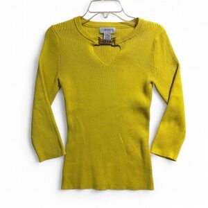 Carmen Marc Valvo Yellow Ribbed Knit 3/4 Sleeve Top Gold Buckle Detail Womens M
